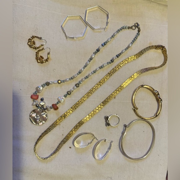 Variety of costume jewelry 2 necklaces3 sets of earrings2 bracelets and one ring - Picture 3 of 4